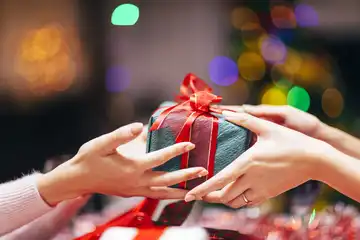 8 Rekomendasi Kado Natal Berdasarkan 8 Zodiak Ini; Ada Kue Jahe!