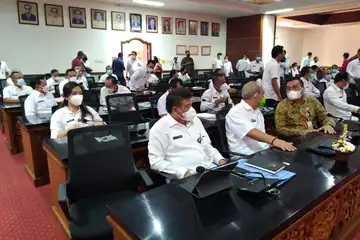Ket foto 4 : Sekda Kota Denpasar, IB Alit Wiradana saat Rapat Koordinasi Monitoring dan Evaluasi MCP Triwulan IV Pemerintah Daerah se-Bali di Kantor Inspektorat Provinsi Bali. 