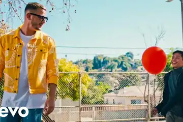 Cuplikan video musik A Different Way milik DJ Snake feat. Lauv.