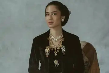 Sosok Gadis dalam balutan pakaian Jawa