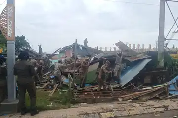 Anggota Pol PP melakukan pembongkaran rumah warga
