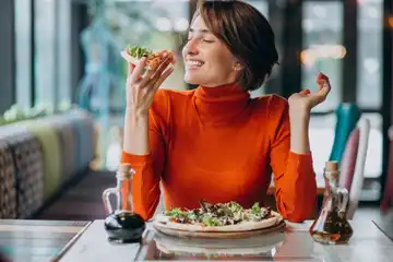 Ilustrasi seorang wanita sedang menyantap makanan.