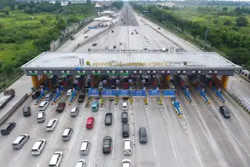Suasana arus balik Libur Imlek di GT Cikampek Utama, Jawa Barat, Selasa (1/2/22)