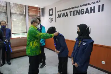 Kantor Wilayah Direktorat Jenderal Pajak (Kanwil DJP) Jawa Tengah II mengukuhkan 260 relawan pajak tahun 2022 secara hybrid di Surakarta, Kamis (3/2/2022).