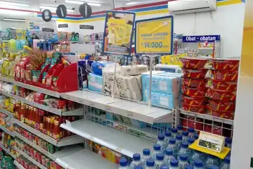 Kelangkaan minyak goreng di minimarket.