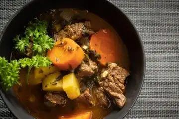 Illustrasi sup sapi makaroni