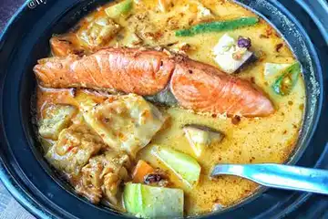 Potret Illustrasi Ikan Salmon Masak Lodeh
