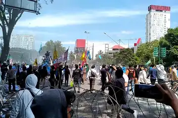 Kericuhan sempat mewarnai aksi demo yang dilakukan ratusan Mahasiswa di Simpang 5 DPRD Sumsel, Senin (11/04).