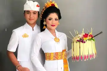 Ilustrasi Busana Adat Bali Ke Pura 