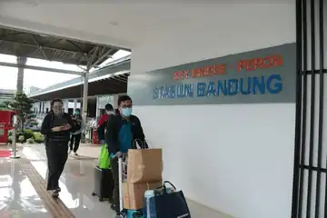 Suasana Stasiun Bandung, Senin (18/4/2022)