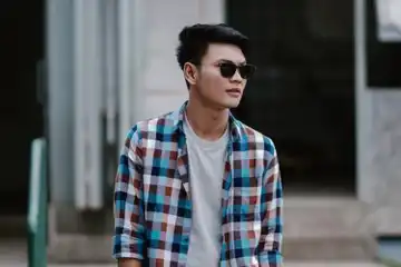 Ilustrasi lirik lagu 'Ayang' yang dibawakan oleh Tri Suaka, sedang trending di Youtube.