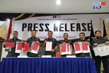 Kantor Imigrasi Kelas I TPI Semarang, Jawa Tengah menggelar keterangan pers dengan kasus pemalsuan dokumen dengan tersangka Warga Negara Asing (WNA) asal Perancis berinisial JED