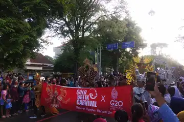Warga menonton kemeriahan parade Solo Batik Carnival, Kamis (7/7/2022).
