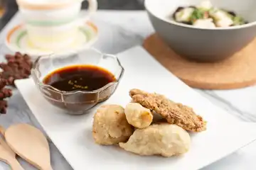 Illustrasi kuah cuko pempek asli Palembang yang Pedas, Manis dan gurih