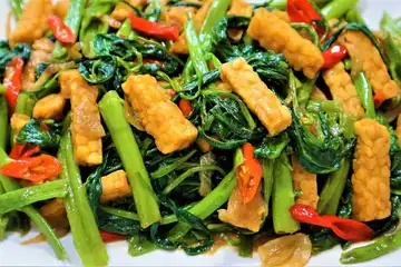 Illustrasi Kangkung campur tempe yang lezat dan menggugah selera