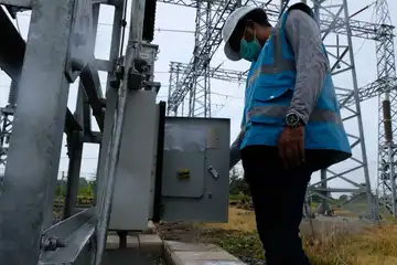 Petugas PLN memeriksa kelistrikan pada smelter