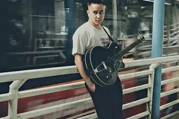 Potret Ben Sihombing yang menyanyikan lagu Menghilang