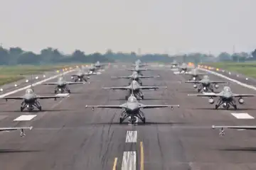Puluhan pesawat tempur terdiri dari F-16 TNI AU dan Helikopter TNI - Polri, nampak berderet rapi membentuk formasi Elephant Walk, di landasan pacu Halim Perdanakusuma saat berlangsung gladi kotor demo udara Garuda Flight dan Nusantara Flight di Jakarta, Minggu (14/8/2022).