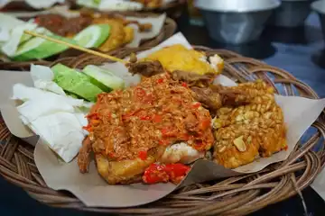Illustrasi ayam goreng pak gembus