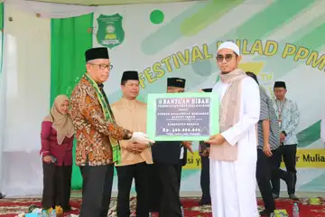 Gubernur Kalimantan Barat (Kalbar) Sutarmidji menghadiri Festival Milad ke-43 Pondok Pesantren M. Basiuni Imran (PPMBI) Sambas, sekaligus penyerahan bantuan dari Pemerintah Provinsi (Pemprov) Kalbar. 