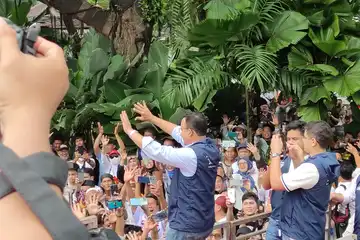 Gubernur DKI Jakarta Anies Baswedan saat tiba di panggung utama perpisahan bersama warga Jakarta bertajuk &quot;terima kasih Jakarta&quot; di Balaikota DKI Jakarta, Minggu (16/10/2022)