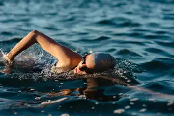 Ilustrasi berenang, bentuk gerakan kaki pada renang gaya bebas