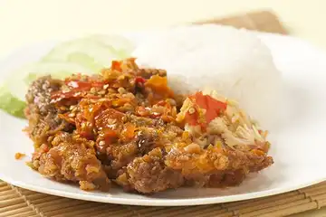 Potret ayam geprek yang sudah lengkap dengan sambal bawang