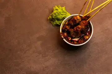 Ilustrasi cara membuat sate kambing empuk dan tidak bau prengus.