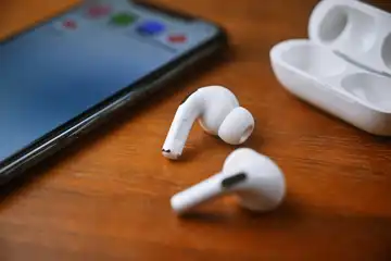 Ilustrasi Cara Menggunakan Headset Bluetooth