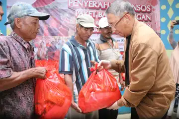 Gubernur Sutarmidji serahkan bansos untuk masyarakat di Kayong Utara
