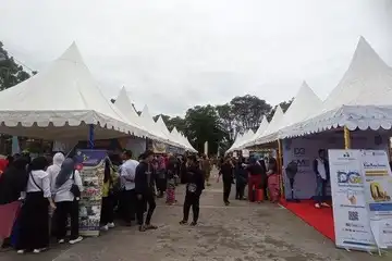  Keterangan Foto : Masyarakat Kukar Mengantri Membeli Sembako di halaman parkir Stadion Rondong Remang