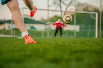 Ilustrasi Teknik Menendang Bola dengan Punggung Kaki