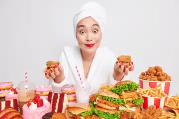Ilustrasi Arti Mukbang dalam Bahasa Korea