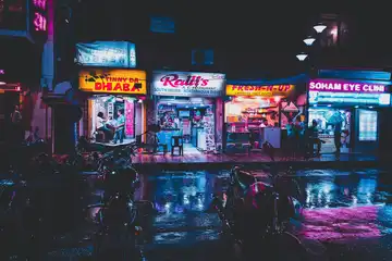 Ilustrasi nama toko yang hoki menurut feng shui beserta tips memilihnya.