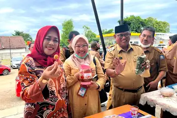 Wakil Bupati Soppeng bersama Kepala BKKBN Sulsel memamerkan makanan bergizi yang hadir pada program Dashat 