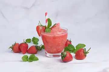 Illustrasi jus strawbbeeru dan belimbing