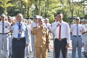 Bupati Kubu Raya Muda Mahendrawan (tengah) saat menghadiri kegiatan Program Kemenkeu Mengajar ke-7 di SMA Taruna Bumi Khatulistiwa pada Senin 28 November 2022.
