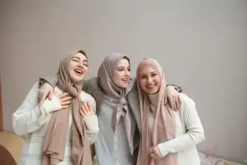 Illustrasi Tutorial Hijab Pashmina Plisket yang Simple Tapi Menarik dan Stylist