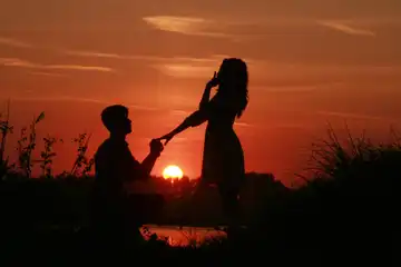 Ilustrasi kata-kata melamar wanita singkat dan romantis.