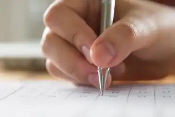 Ilustrasi Contoh Soal Teks Editorial Kelas 12