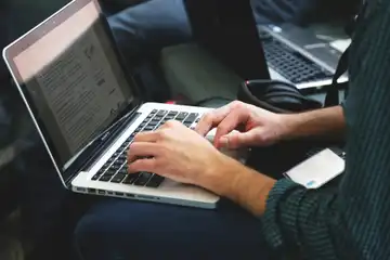Contoh teks deskripsi bahasa Jawa yang pendek, beragam tema atau topik, dan terjemahannya.