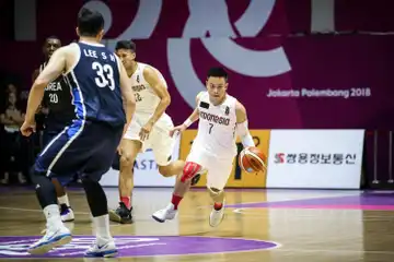 Cara melakukan bounce pass dalam bola basket.