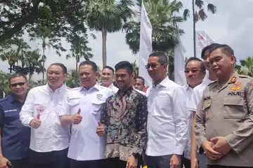  Pj Heru Budi Hartono bersama Ketua IMI/ Ketua MPR RI Bambang Soesatyo, Kapolda Metro Jaya Fadil Imran usai pelantikan pengurus IMI Jakarta, di Balai Kota DKI Jakarta, Senin (16/01/2023)