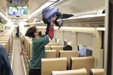 Keberangkatan Pelanggan KA di Stasiun Bandung, Rabu (18/1/2023)