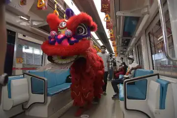 Ada Pertunjukan Barongsai di Dalam LRT