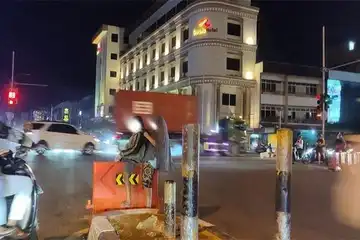 Sumber foto: Husnul Arif (Sonora Pontianak)  Keterangan foto: Tampak anak-anak yang meminta di persimpangan lampu merah Jalan Tanjungpura-Imam Bonjol Kota Pontianak, tengah bermain diatas pembatas jalan beberapa hari ini.