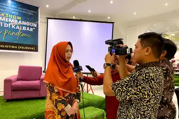 Kepala Perwakilan Bank Indonesia Provinsi Kalimantan Barat, N. A. Anggini Sari (kiri). 
