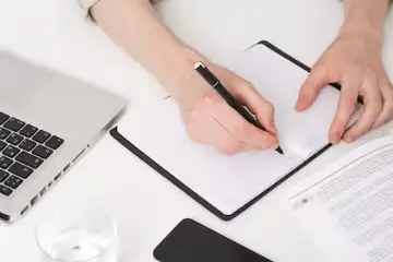 Ilustrasi Menulis Dapat Cuan