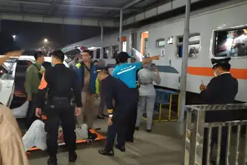 Petugas KAI membantu persalinan penumpang KA Kahuripan, Kamis (9/2/2023)
