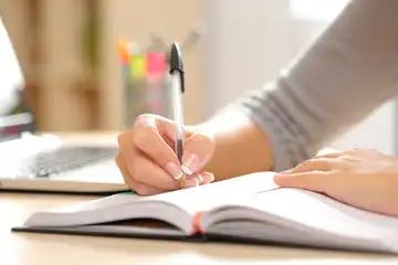 Ilustrasi Perbedaan Kutipan Langsung dan Tidak Langsung